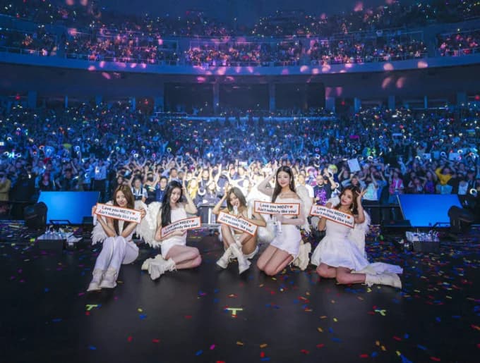 コンサート会場で観客と向き合うアーティスト