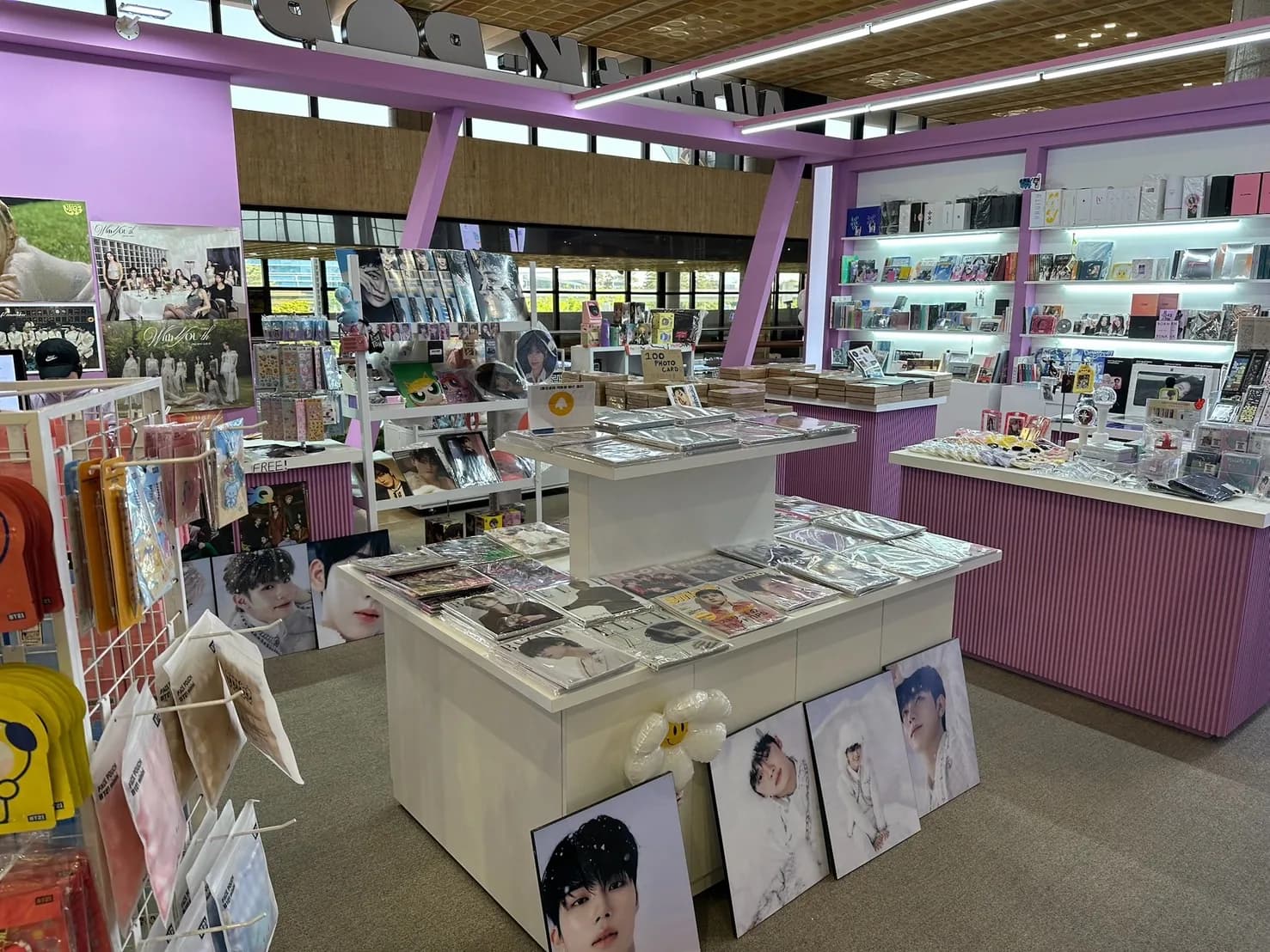 K-POPグッズが並ぶ物販スペース