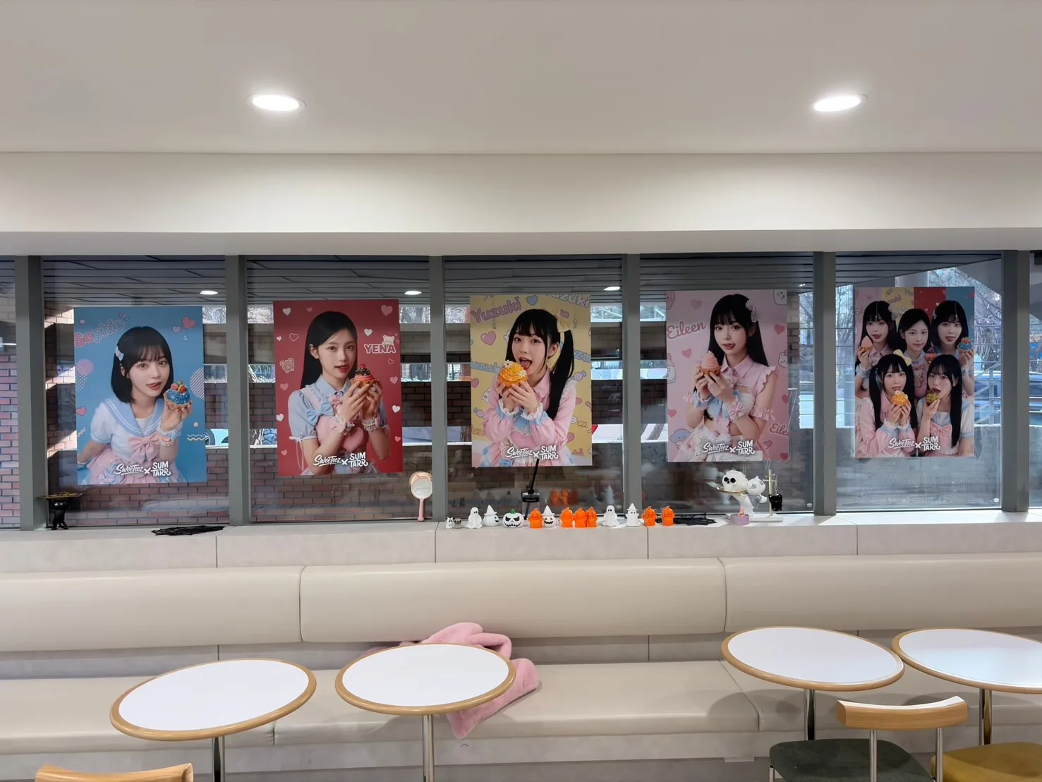 ポスターが並ぶ飲食スペース
